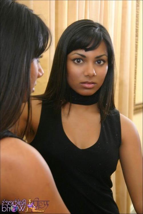 16P Sexy indian babe posing