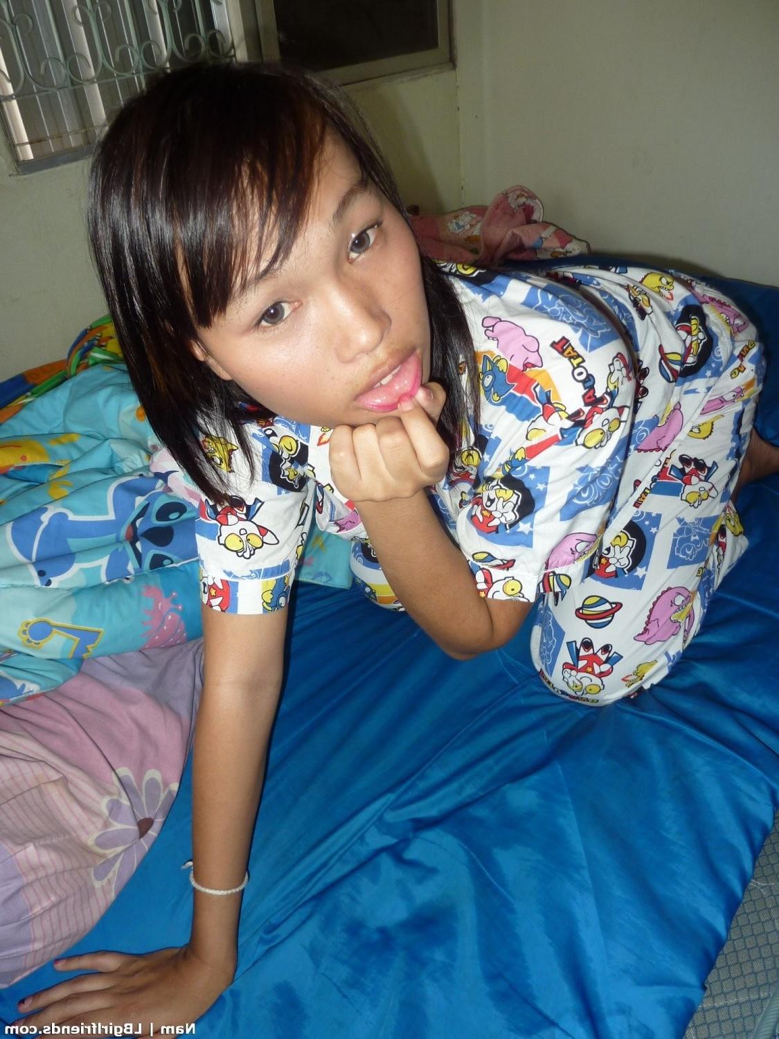 15P Hot Thai Ladyboy Girlfriend exposing and masturbating her huge shemale cock asia