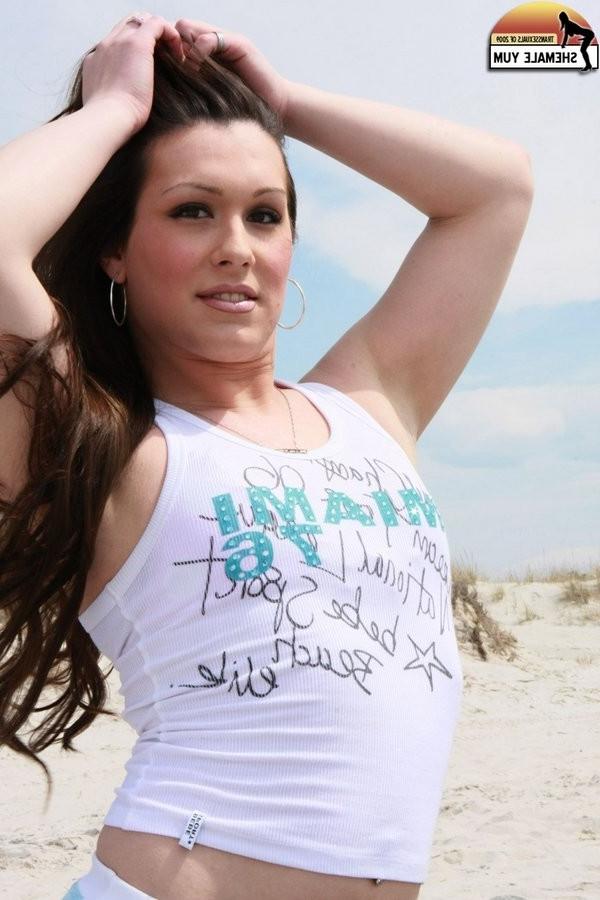 15P Stunning American Shemale Chrissy Gets Naked At The Beach