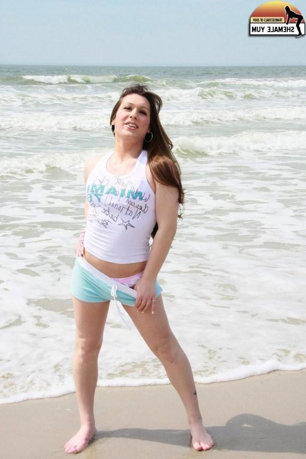 15P Stunning American Shemale Chrissy Gets Naked At The Beach