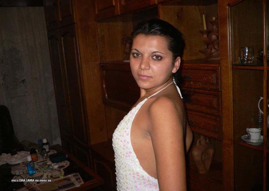 16P Photo set of a Spanish senorita posing sexy