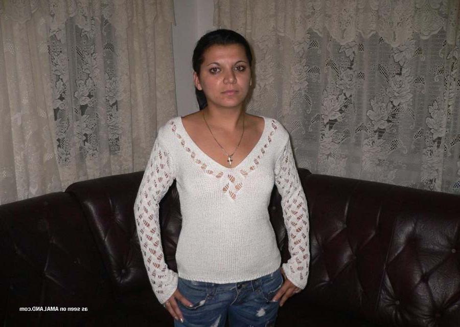 16P Photo set of a Spanish senorita posing sexy