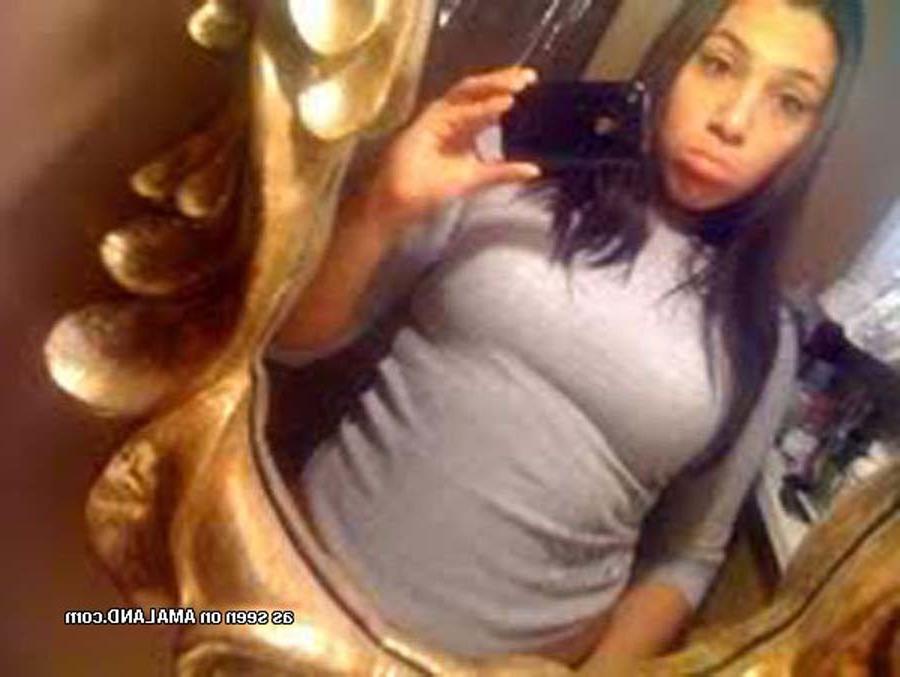 16P Nice collection of an amateur Spanish hottie's sexy selfpics