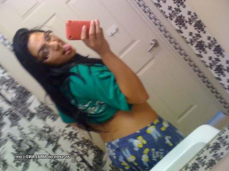 16P Nice collection of an amateur Spanish hottie's sexy selfpics