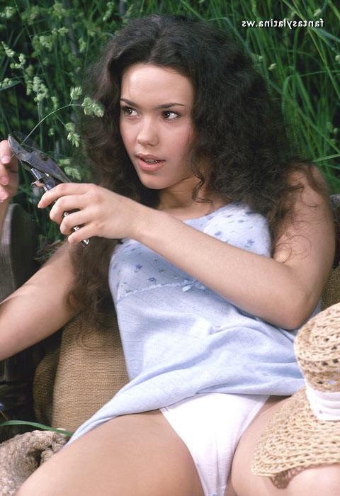 17P Stunning latina spreads pussy in garden