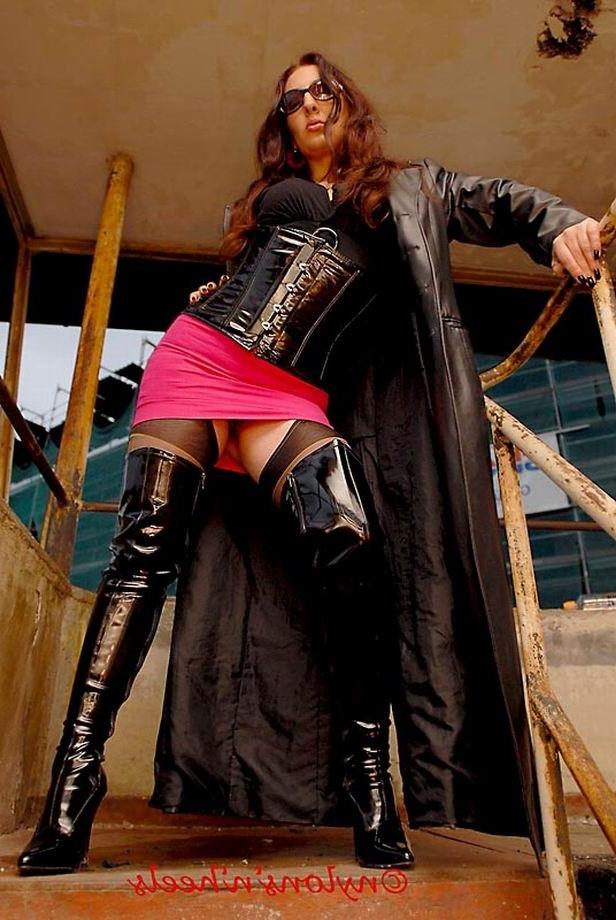 11P Rothaarige Justine posiert in Nylons und Latexstiefeln im Freien