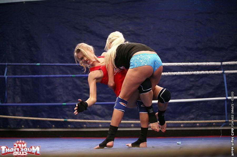 16P Michelle Moist blonde babe in lesbian sex catfight