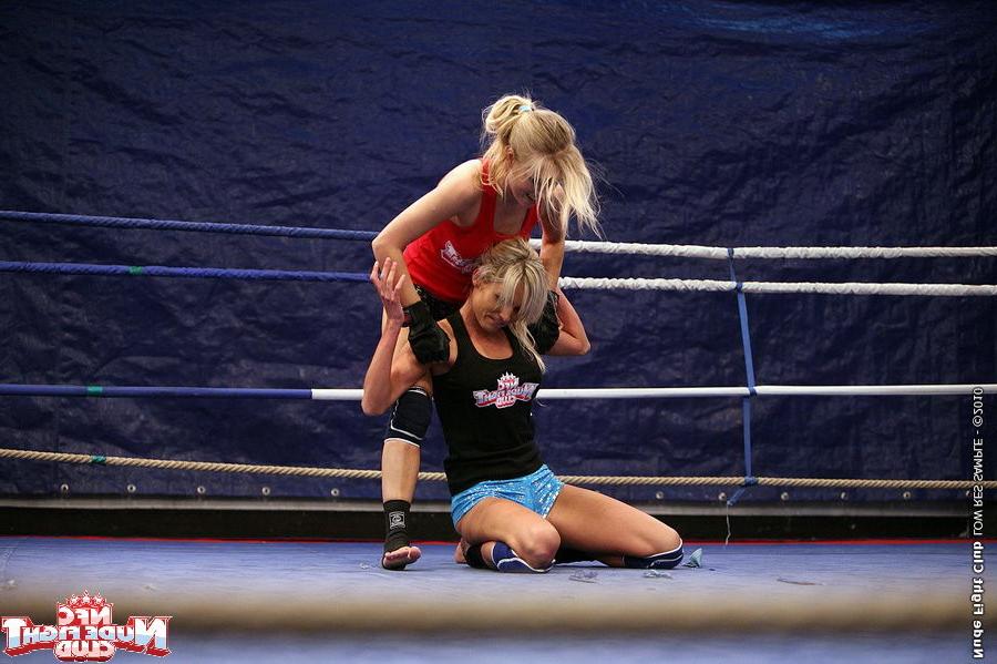 16P Michelle Moist blonde babe in lesbian sex catfight