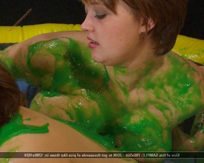 12P BBW and girlfriend bathe in jello