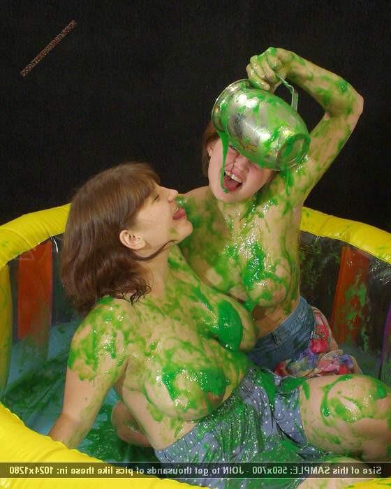 12P BBW and girlfriend bathe in jello