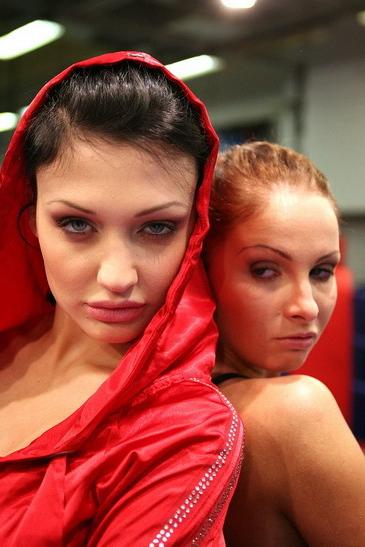12P Grappling and wrestling starts among the bitches