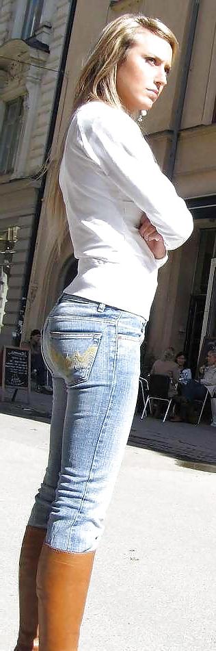 25P Beautys in boots and jeans