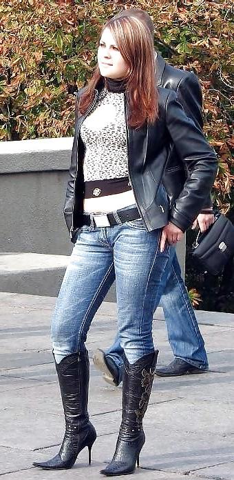 25P Beautys in boots and jeans