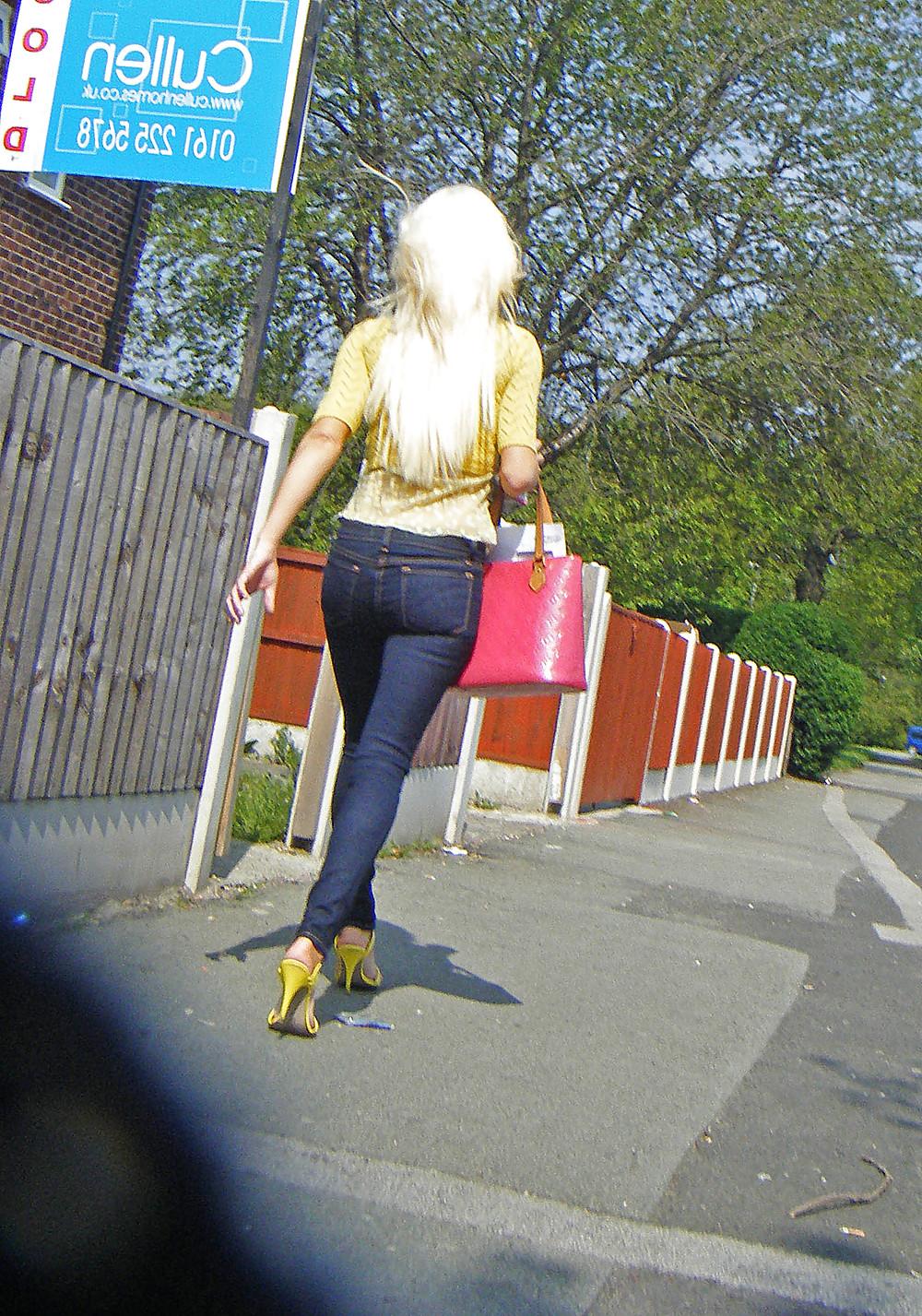 25P Beautys in boots and jeans