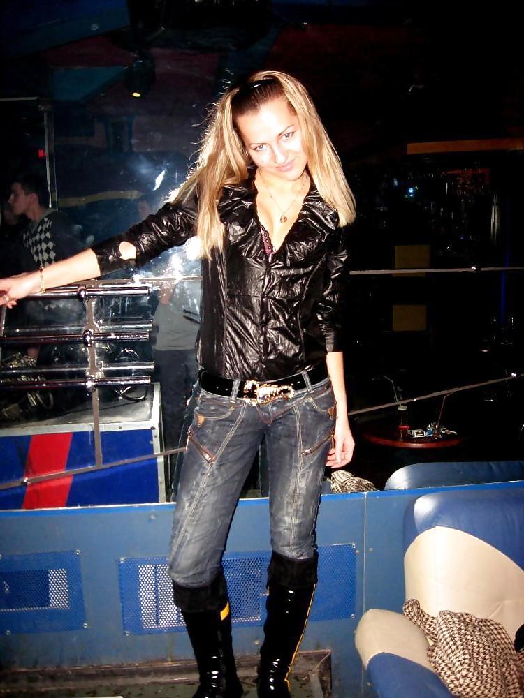 25P Beautys in boots and jeans