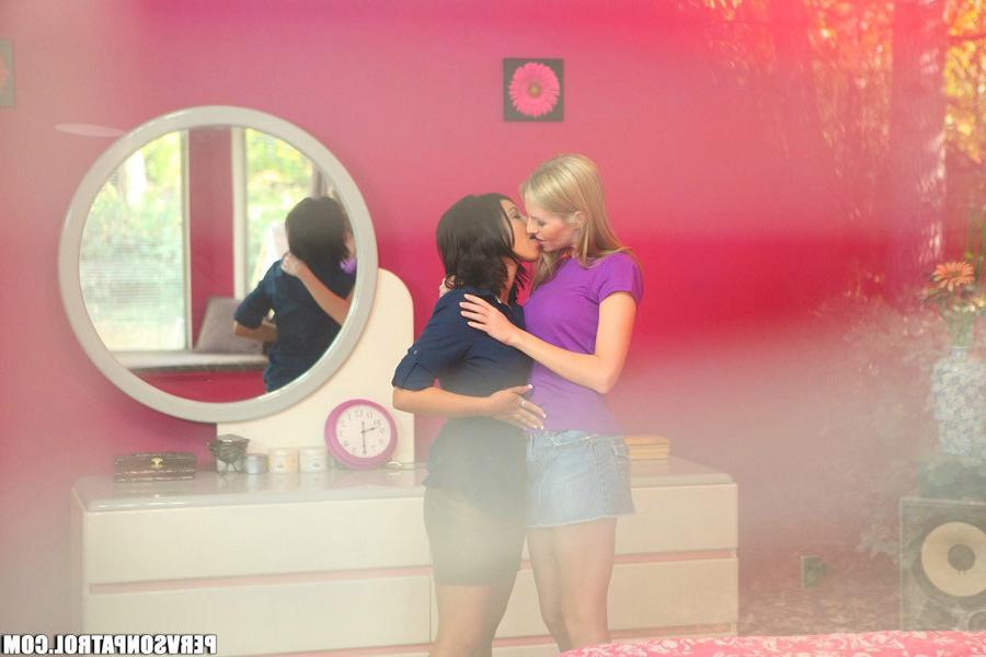 15P Perverted spying a lesbian couple lick and fuck pussies