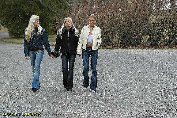 16P Three lesbians licking wet crack