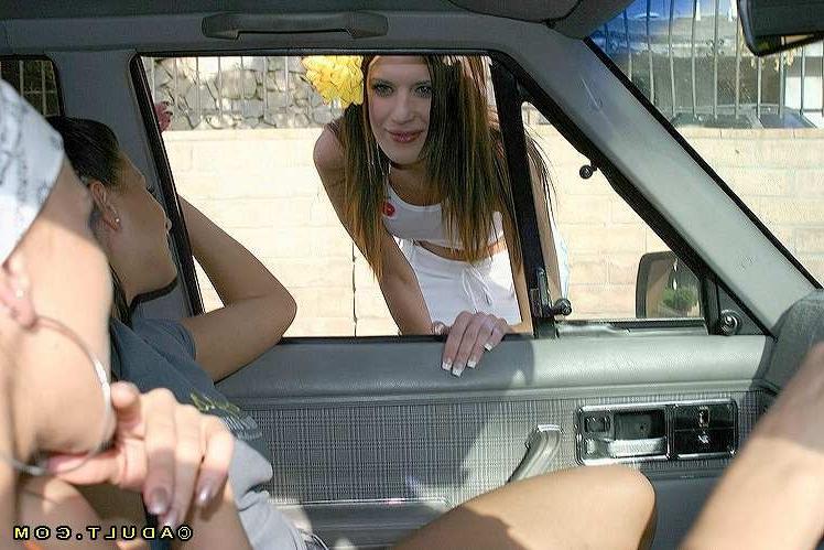 15P Three girls in crazy lesbian action outdoors