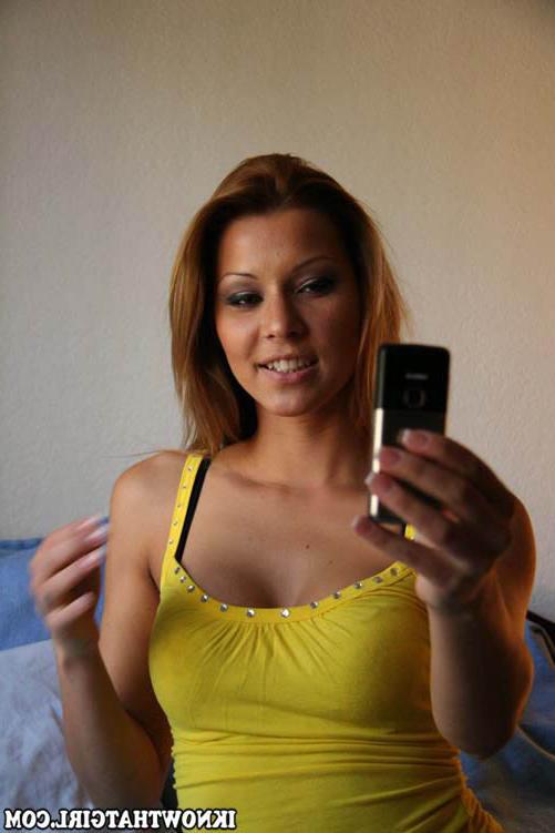 15P Solo babe trying sexy lingeries and masturbating with toy