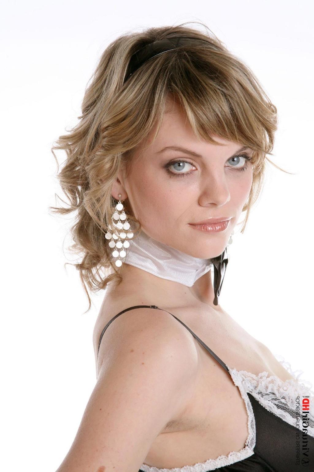 15P Young maid taking off her sexy outfit