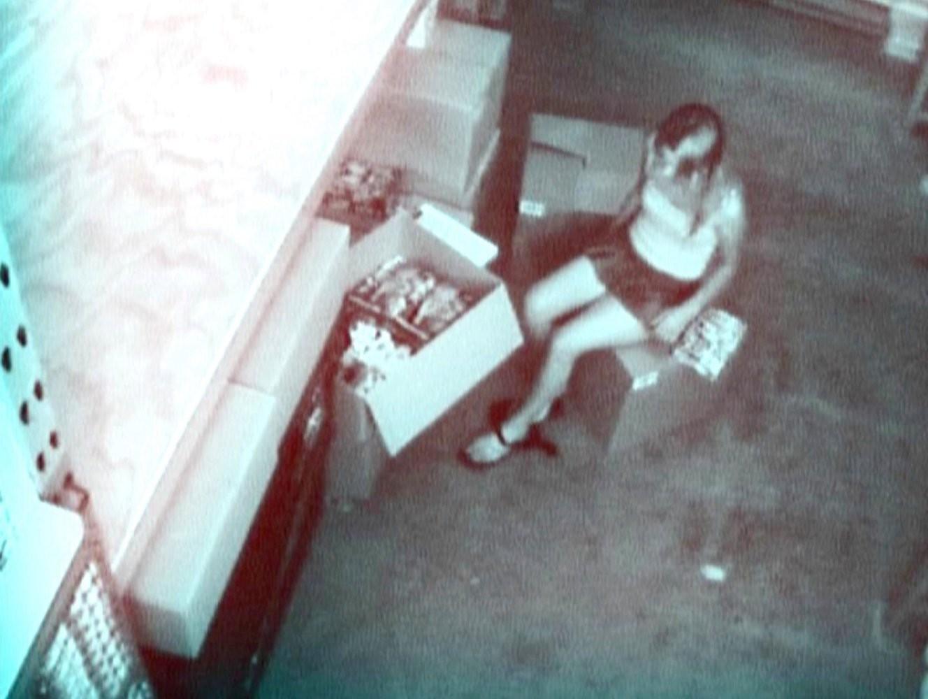 16P dirty skank caught fingering herself on hidden camera