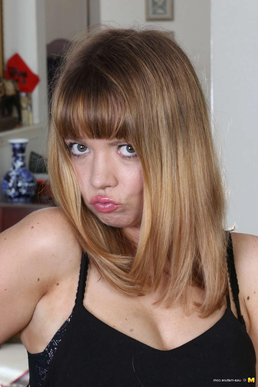 16P Naughty American housewife playing alone