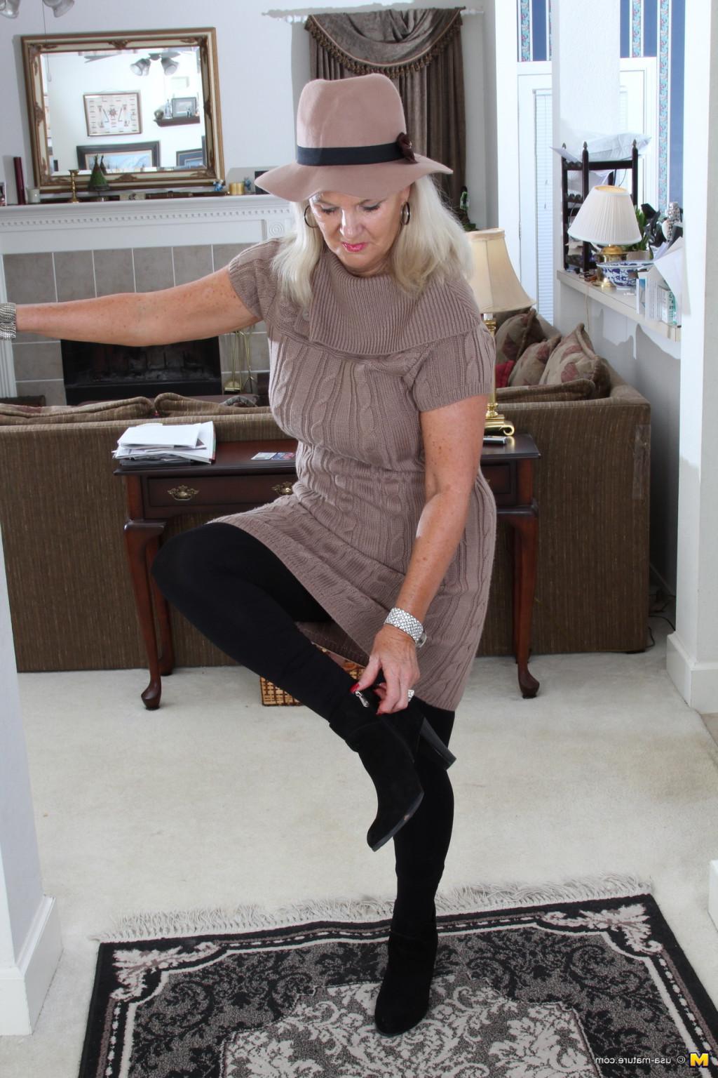 16P Naughty American mature lady getting ready to play