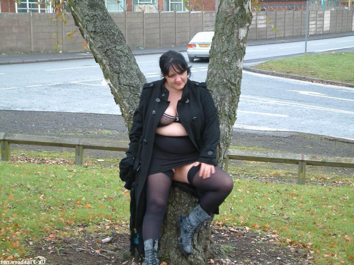 16P Mature Uk flasher Andreas exhibitionist evening teasing traffic naked and mastur