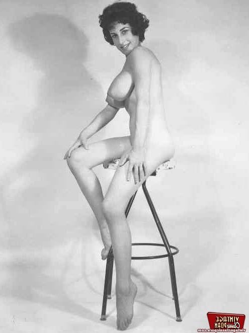 12P Vintage ladies with massive natural breasts posing nude