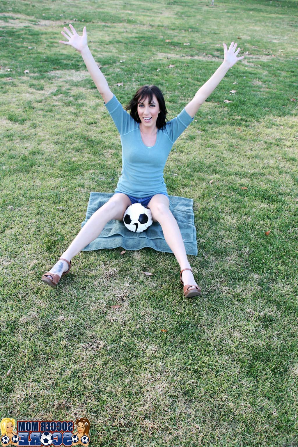 18P Horny Soccer Mom Katrina Isis loves a deep dicking