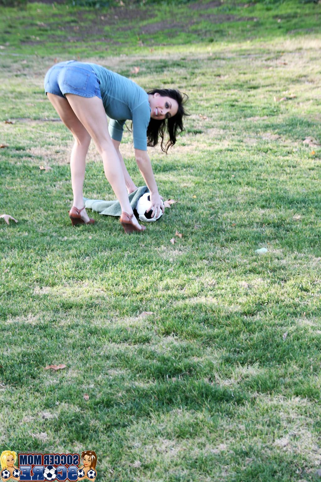 18P Horny Soccer Mom Katrina Isis loves a deep dicking