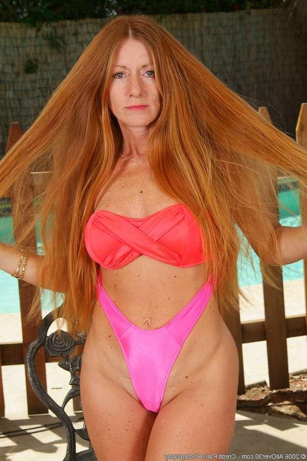 15P Brunette MILF woman with huge tits posing naked outside her home