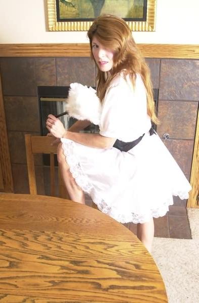 20P Fuckable mature maid in short skirt