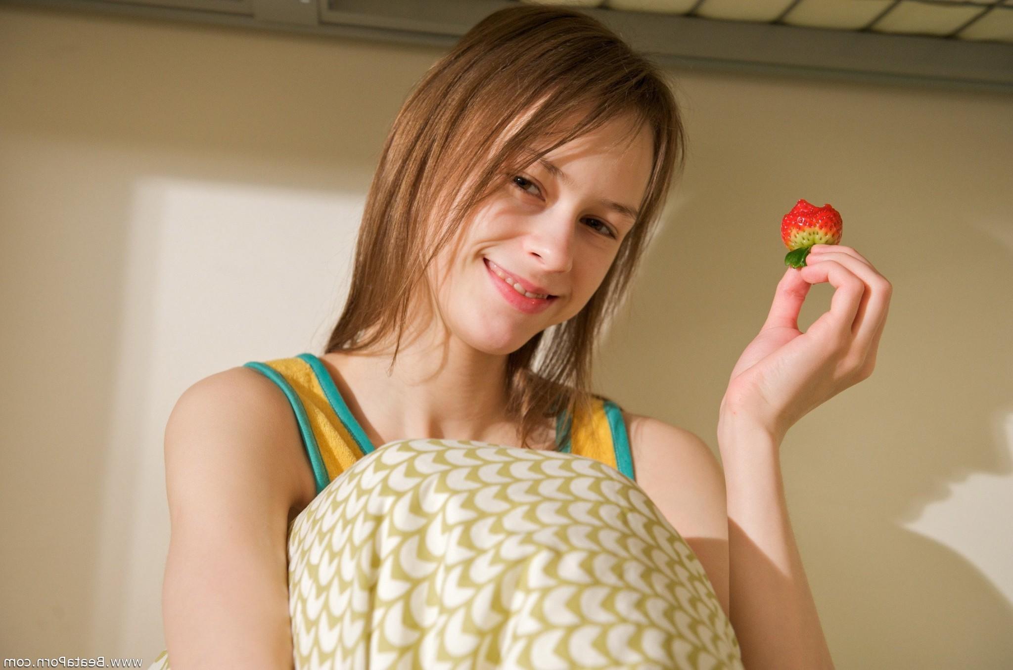 15P Teen eats berry