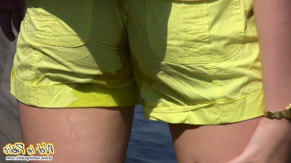 12P Chick caught on cam wetting her shorts and changing panties in a park