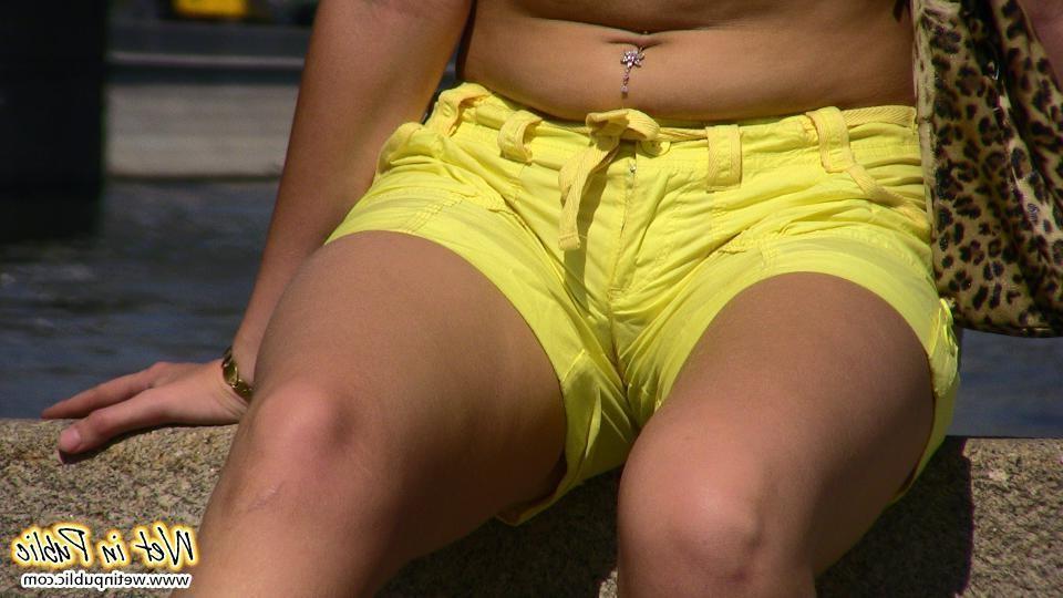 12P Chick caught on cam wetting her shorts and changing panties in a park