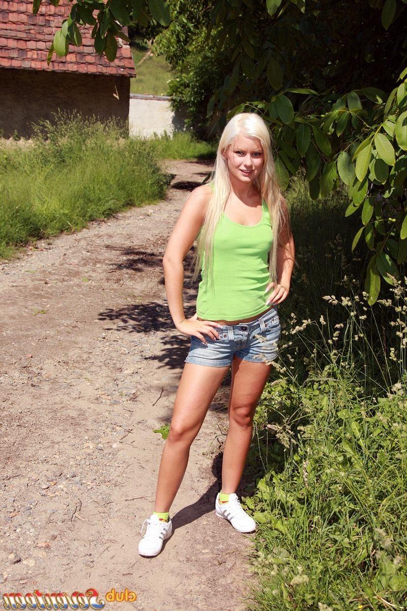 15P Chick masturbating in the garden when alone