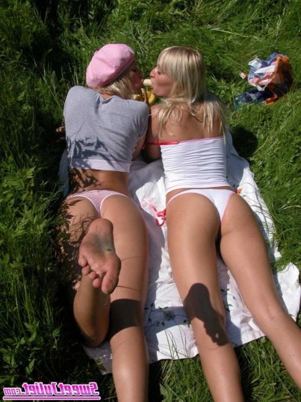 16P naughty babes eating bananas in the tall grass