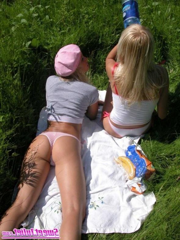 16P naughty babes eating bananas in the tall grass