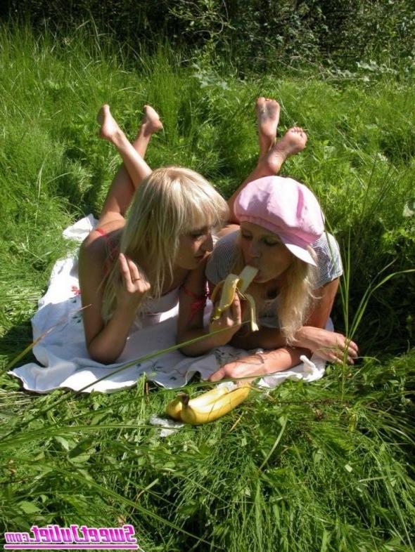 16P naughty babes eating bananas in the tall grass