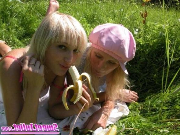 16P naughty babes eating bananas in the tall grass