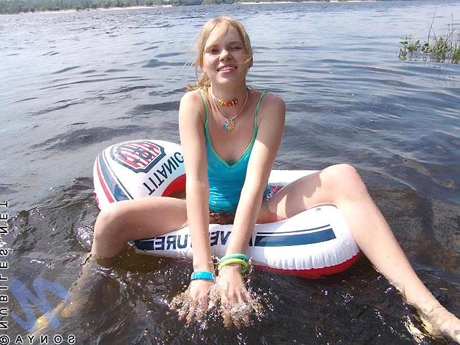 16P Hi you guys, I'm Sonya This photoshoot was so much fun People were looking from 