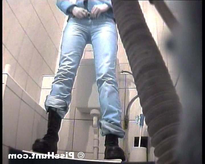 14P Cute girl peeing straight onto voyeur camera