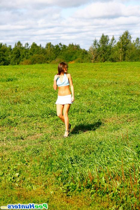 16P Girl wipes pussy with grass after peeing alfresco