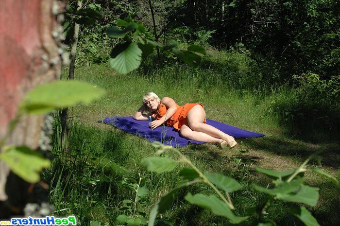 16P Hot young blondie caught pissing in the underbrush