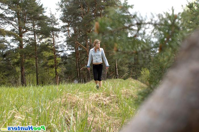 16P Beutiful kitty waters the grass with her piss