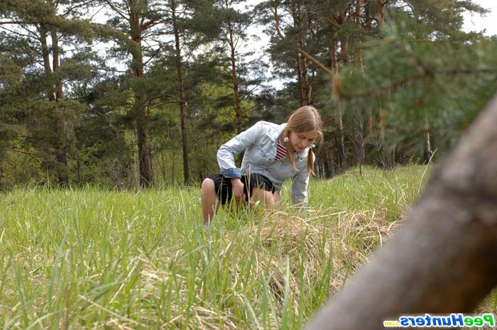 16P Beutiful kitty waters the grass with her piss