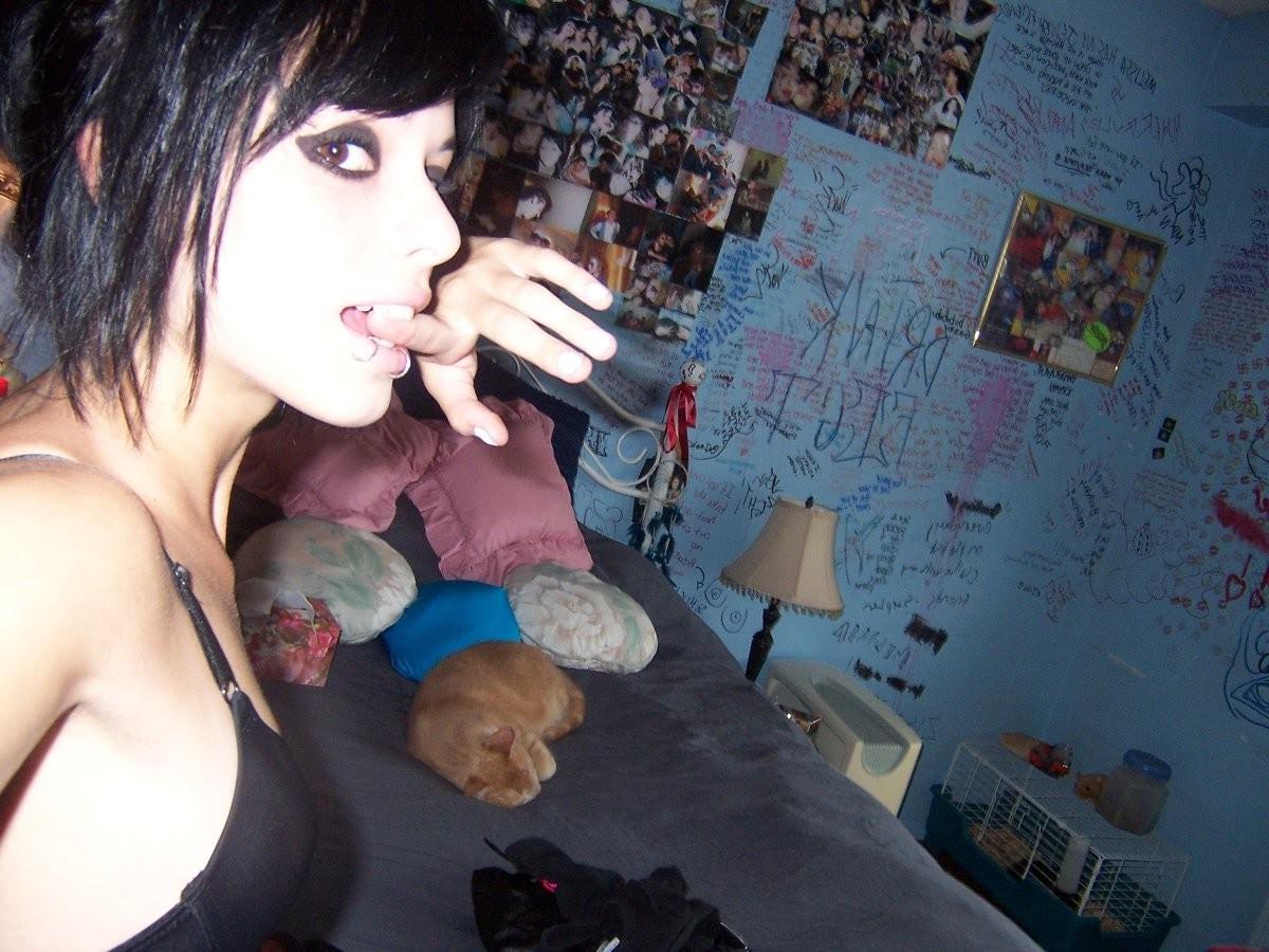 15P Hot Emo Chicks Exposing Tender Pink Flesh