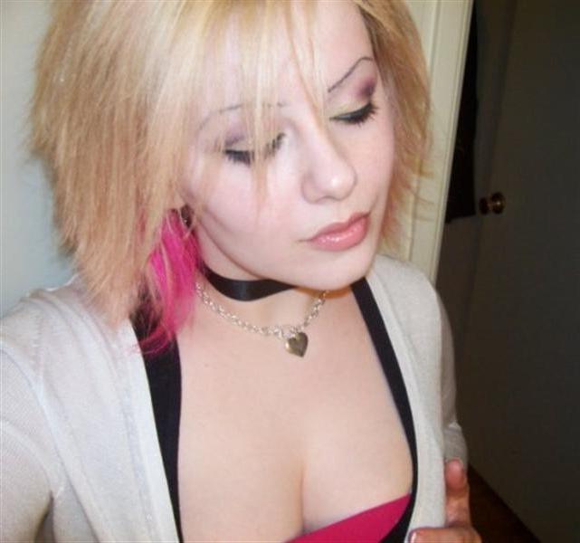 15P Hot Emo Chicks Exposing Tender Pink Flesh