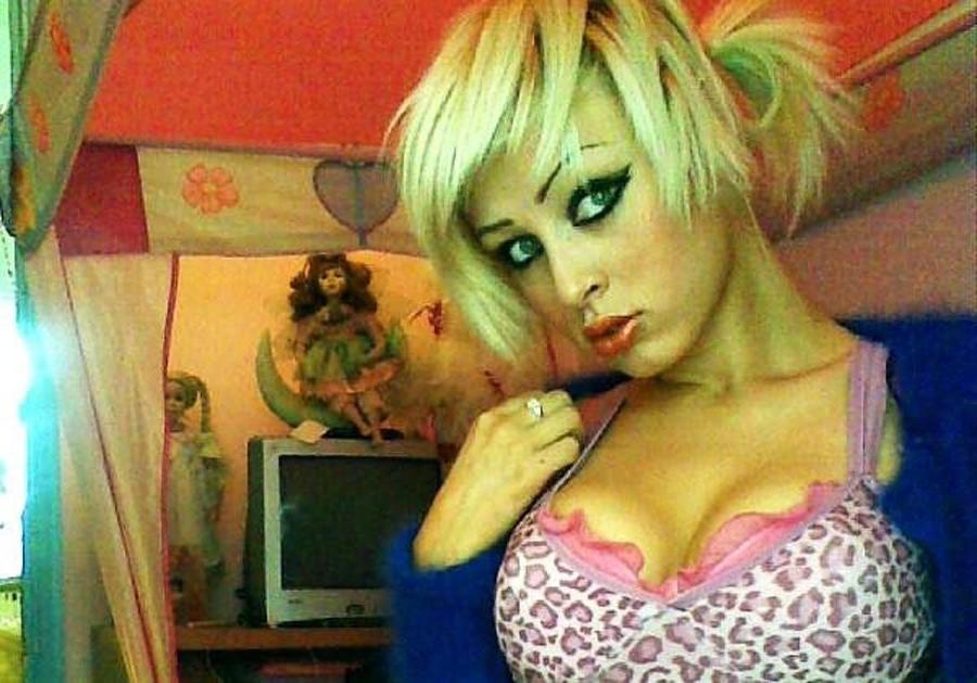 15P Emo Punk Rocker Chicks Flashing Tender Pink Flesh